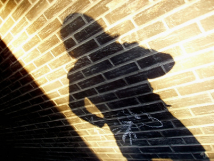 Anonymer Frauenschatten